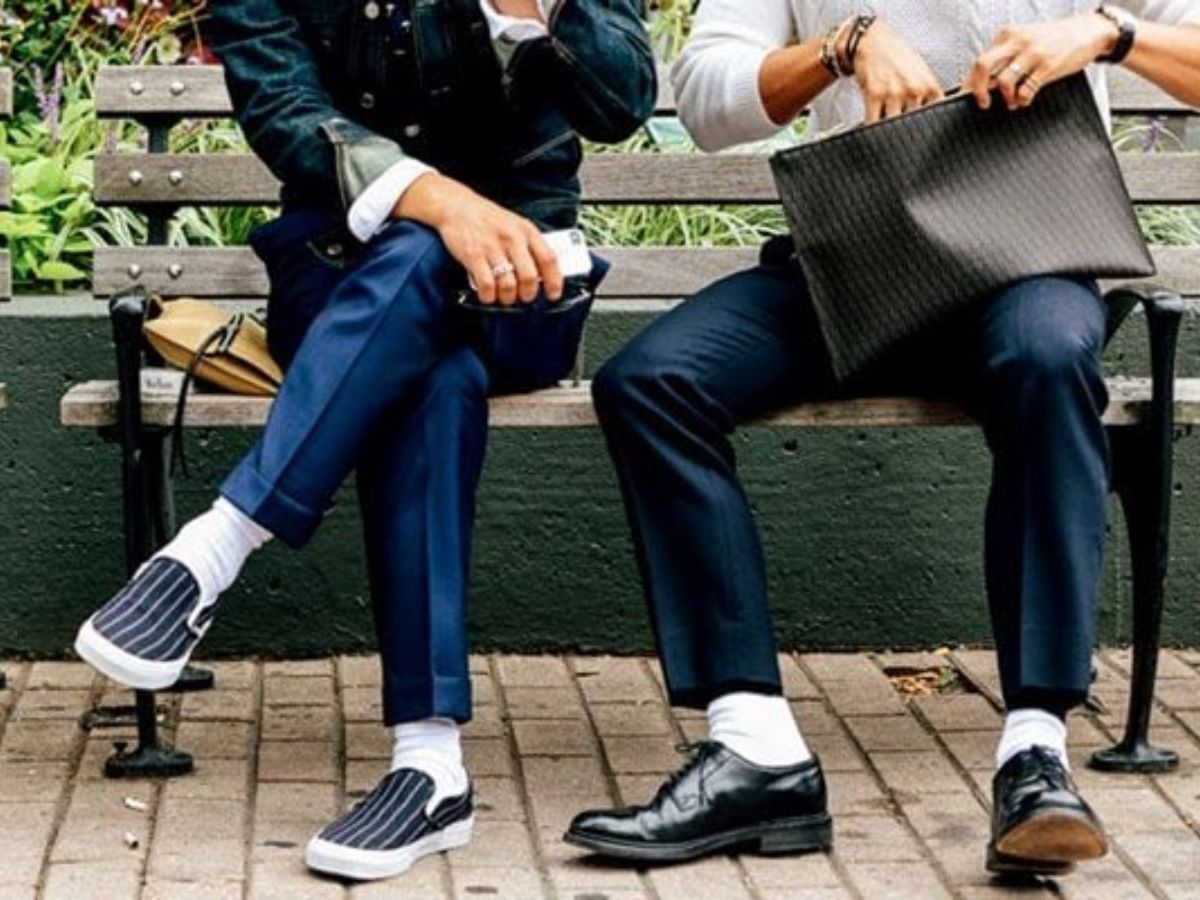 Nên đi tất trắng và giày tây không?
