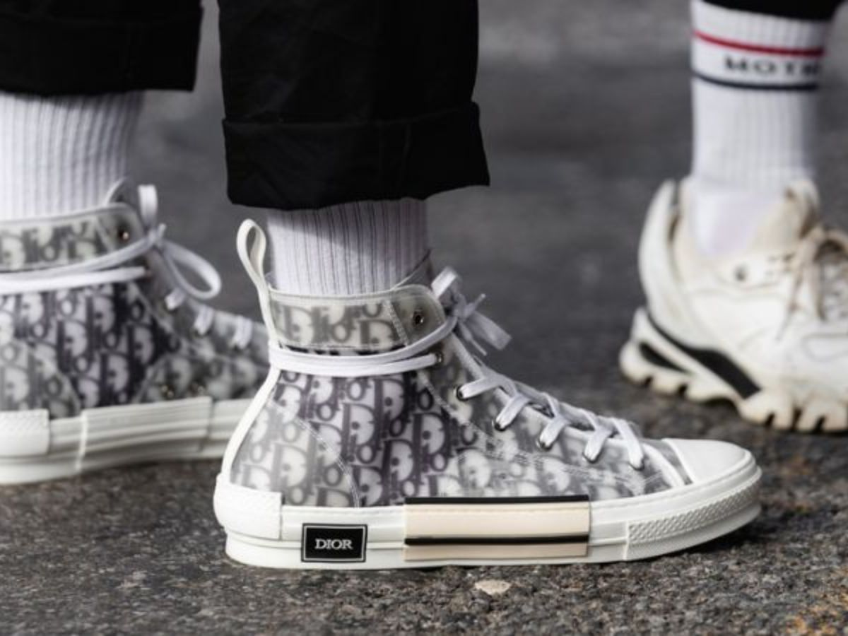 Phối tất với giày sneaker cùng phong cách thường ngày