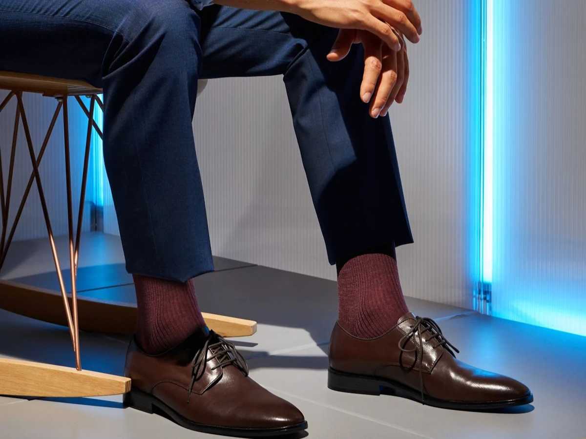 Phối tất màu đỏ với giày màu đỏ đồng điệu