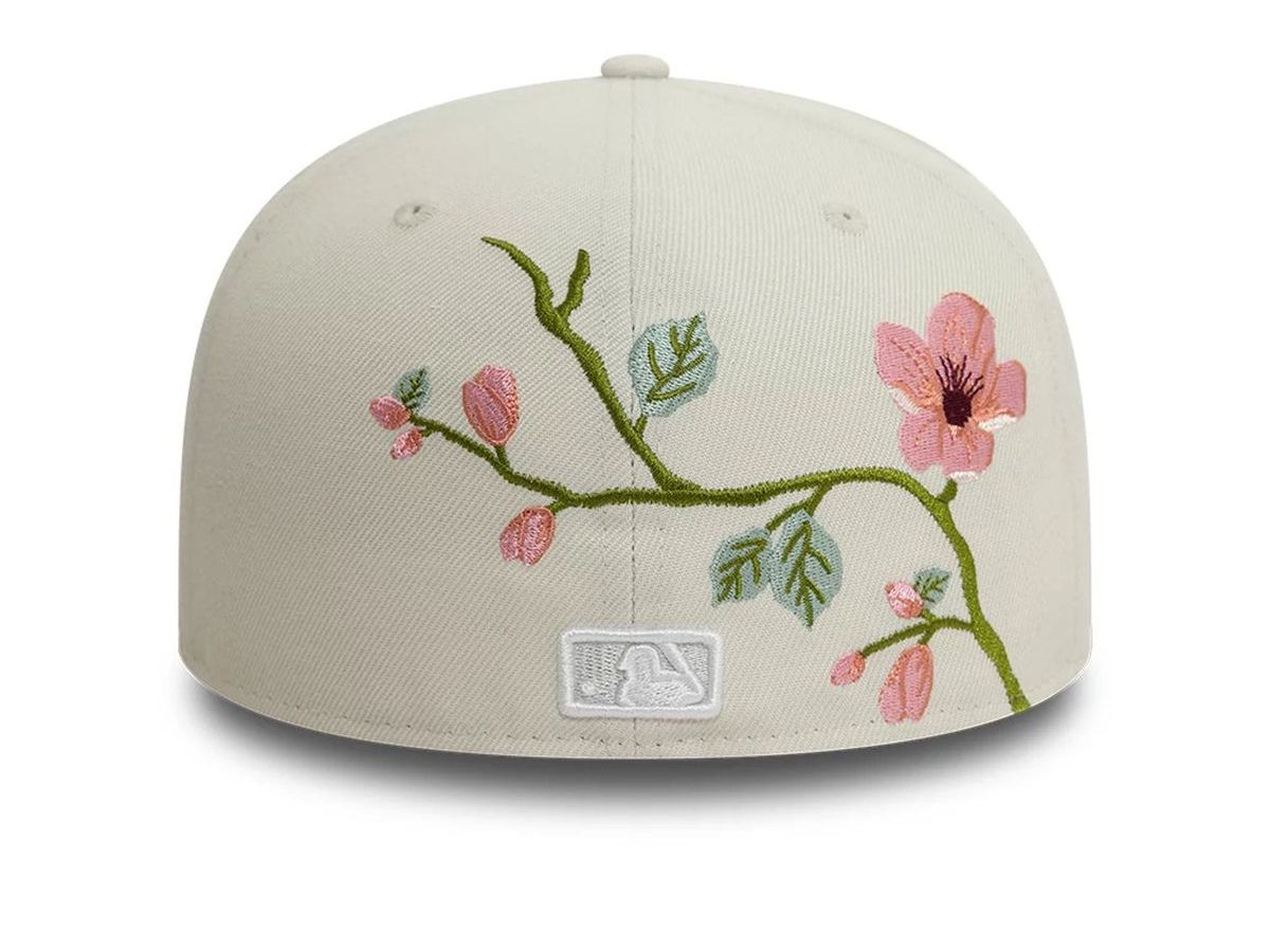 So sánh snapback và mũ bít đuôi thông qua phần sau của mũ