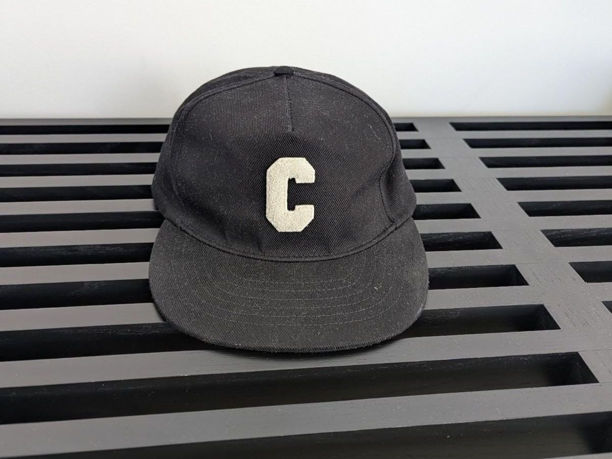 Ưu tiên bảo quản mũ trong hộp đựng chuyên dụng để hạn chế ẩm mốc