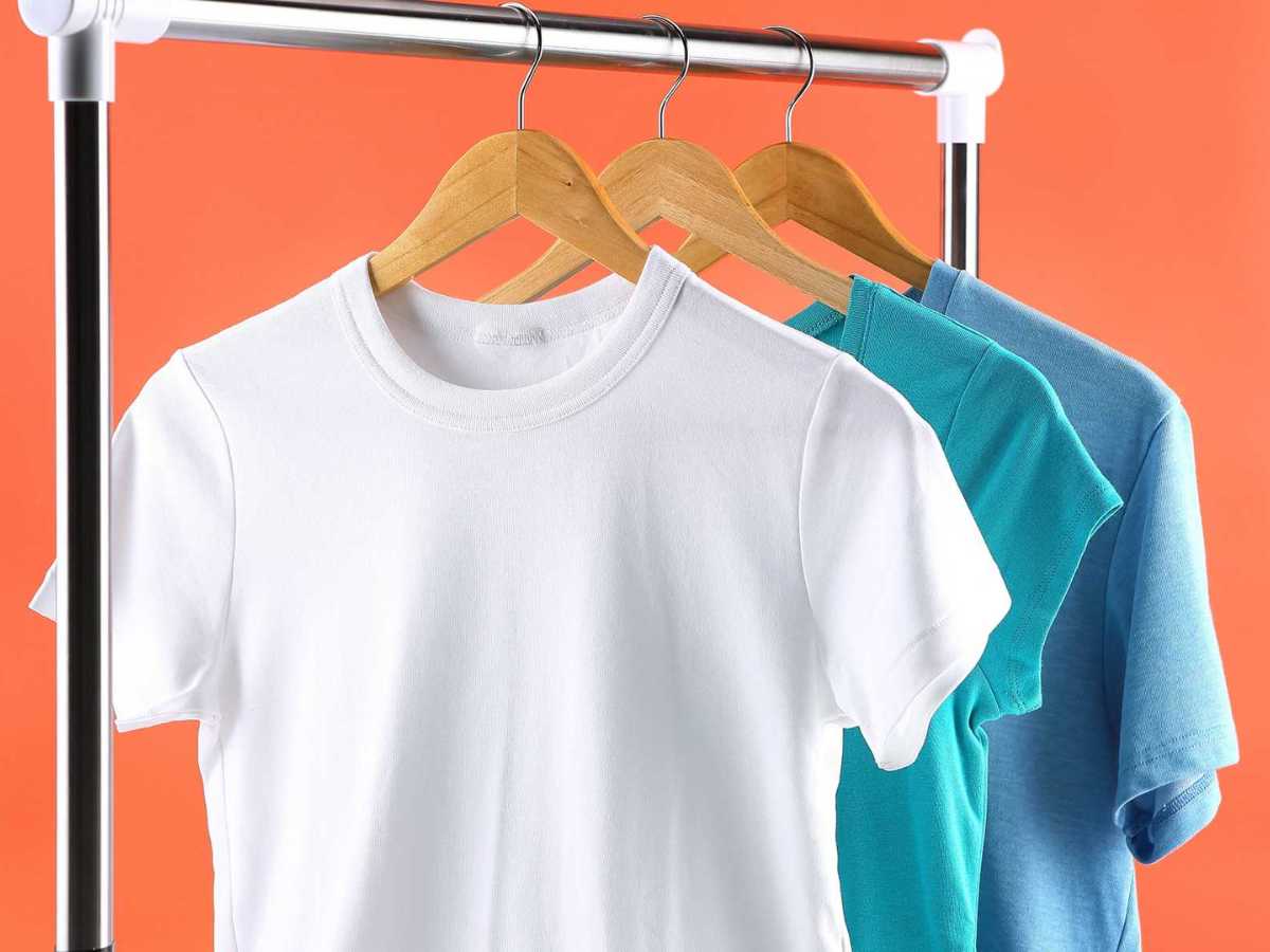 Hạn chế treo áo bằng móc trong thời gian dài vì dễ khiến áo giãn