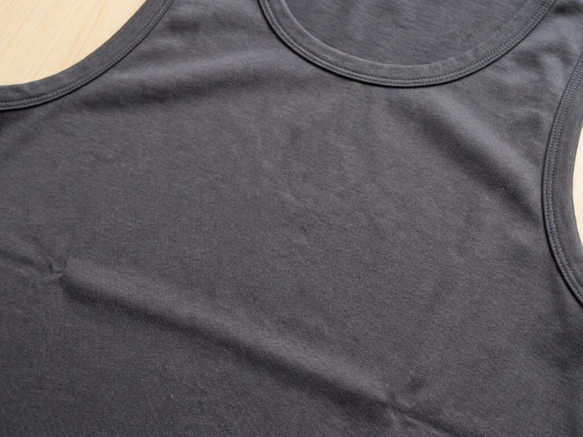 Chi tiết chất liệu vải Cotton Compact trên áo ba lỗ Coolmate, thể hiện bề mặt vải mịn và đứng form