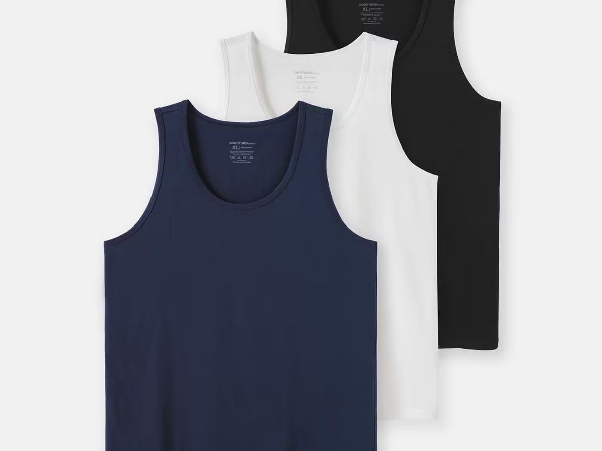 Một chiếc Basic Tank top màu trắng đen của Coolmate trên nền trắng