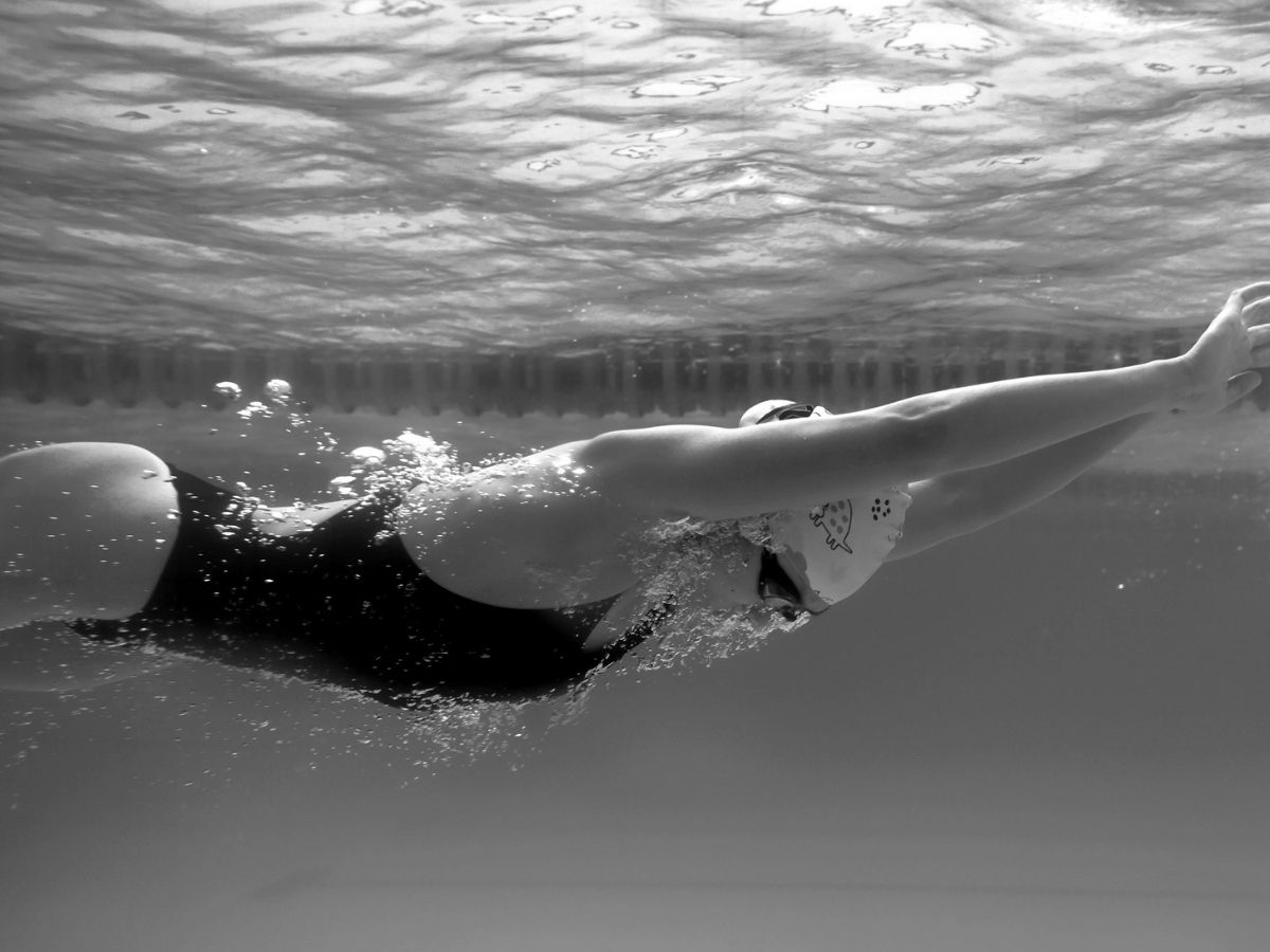 Tư liệu đen trắng của một vận động viên bơi lội mặc "tank suit" mặc Tank top