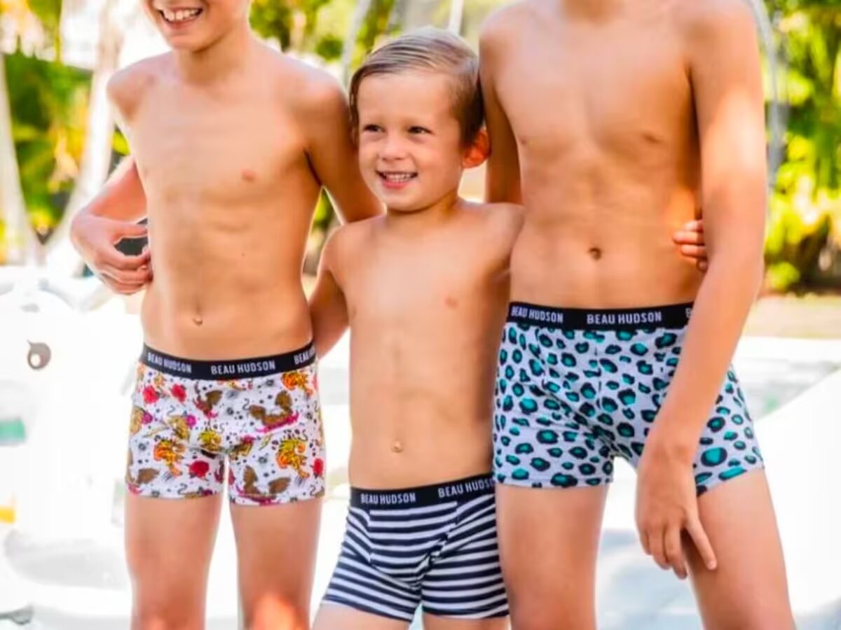 Từ 5-7 tuổi hoặc khi bé trai có dấu hiệu sẵn sàng có thể mặc quần lót nam