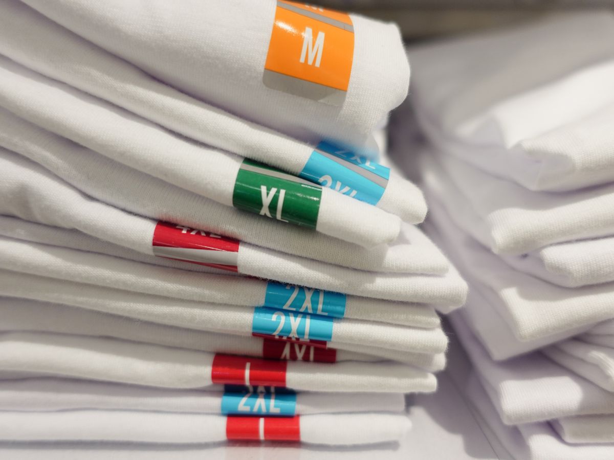 Bạn nên tham khảo bảng size mỗi thương hiệu thông qua feedback người dùng