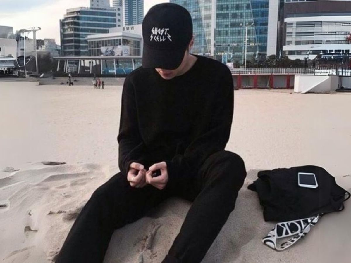 Đội mũ khi ra ngoài trời nắng gắt tránh tia UV khiến tóc bị khô, yếu và phai màu
