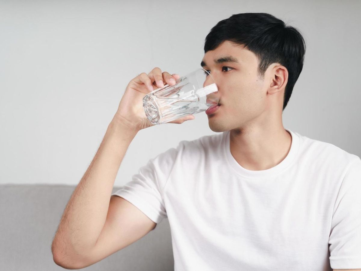 Cơ thể thiếu nước sẽ dẫn đến tóc yếu và mọc chậm