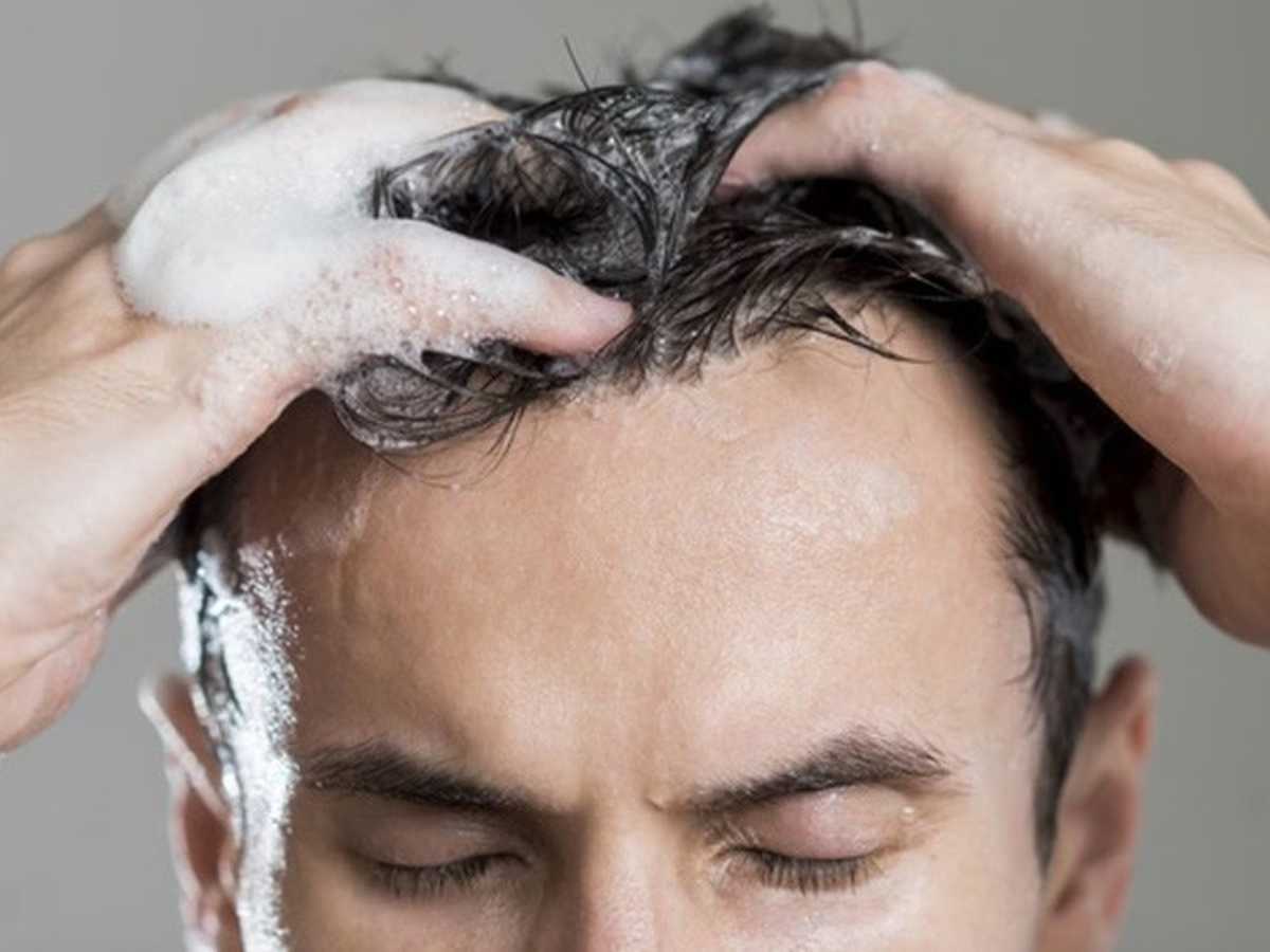 Nam gội đầu tóc dài