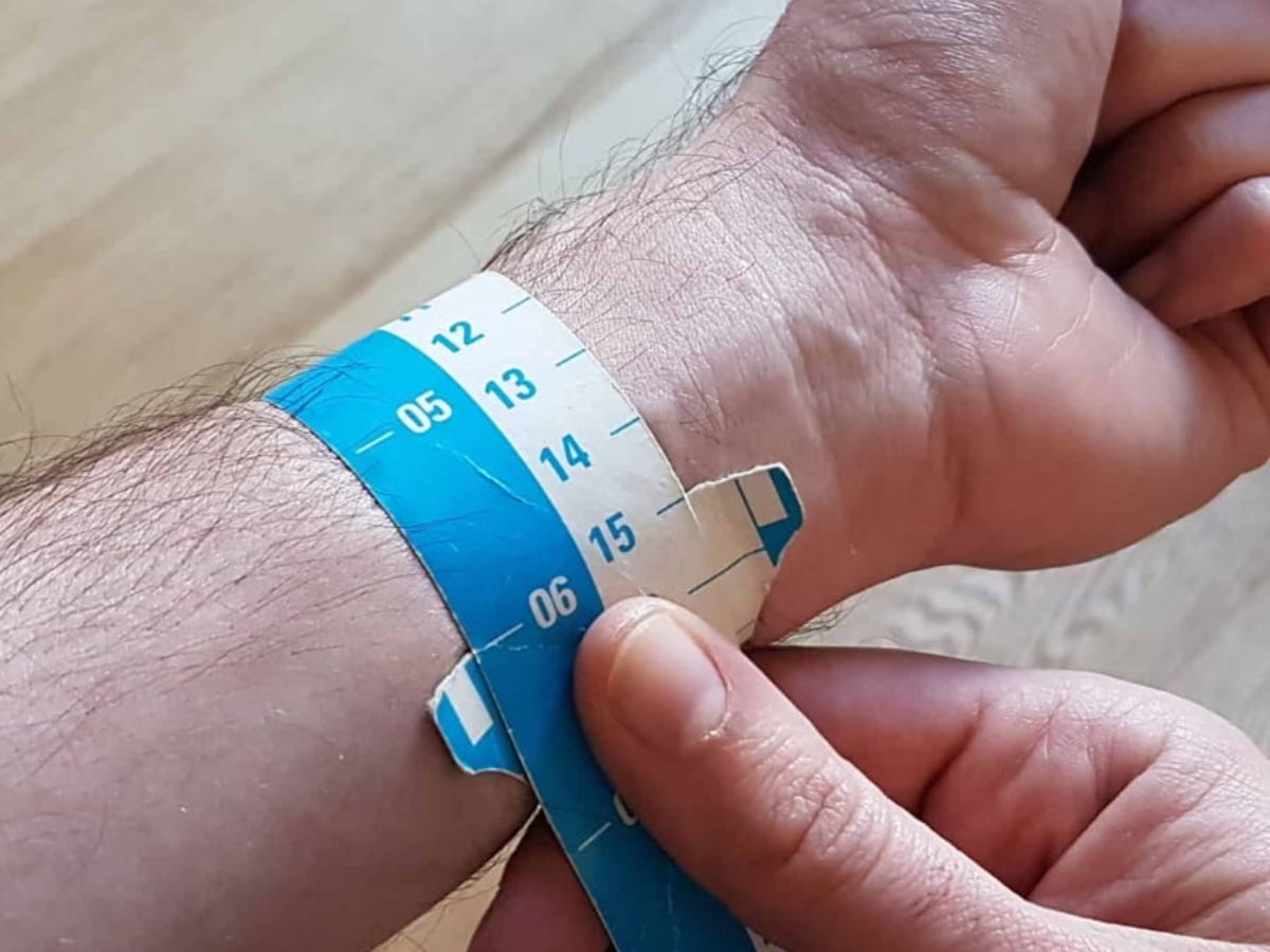 Đo chu vi cổ tay để chọn đồng hồ vừa vặn