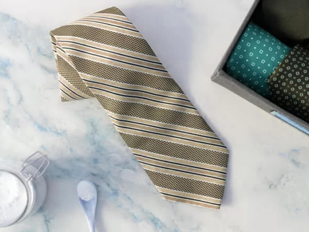 Tháo, giặt, là và bảo quản cà vạt đúng cách để giữ form dáng và độ bền