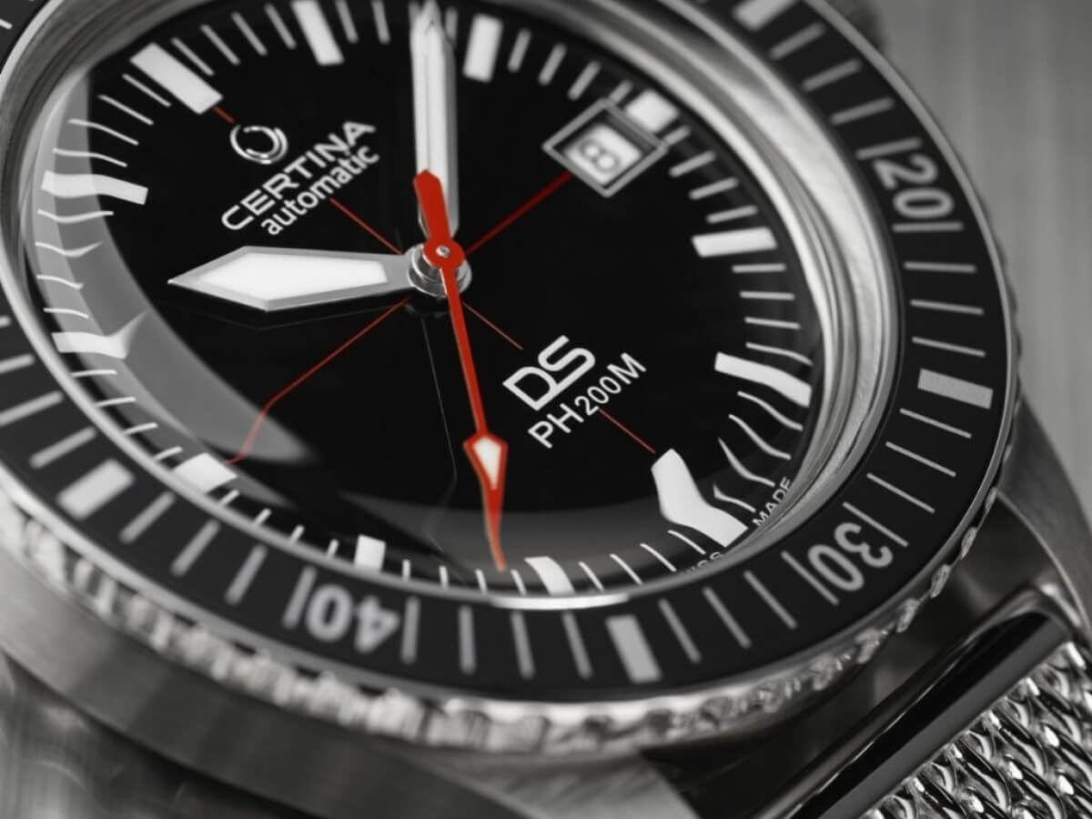 Mặt số, kim đồng hồ và logo của đồng hồ Authentic