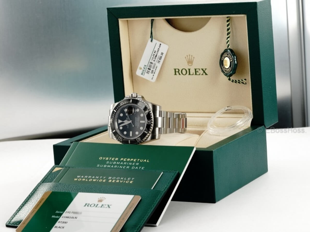 Một bộ sản phẩm đồng hồ Authentic đầy đủ gồm đồng hồ, hộp, sách hướng dẫn, thẻ bảo hành