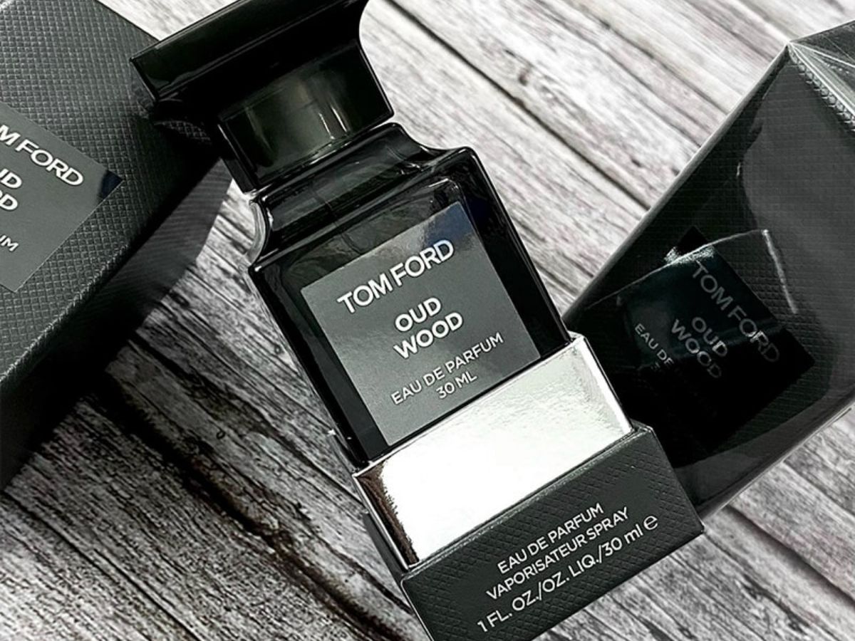 Chai nước hoa Tom Ford Oud Wood với thiết kế tối giản, sang trọng, tông màu tối