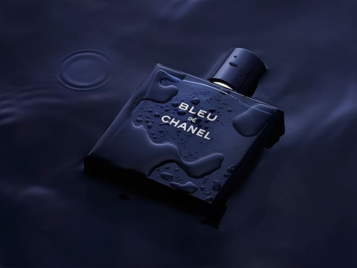 Chai nước hoa Bleu de Chanel với thiết kế vuông vắn, màu xanh đen, đặt trong một không gian tối giản, sang trọng
