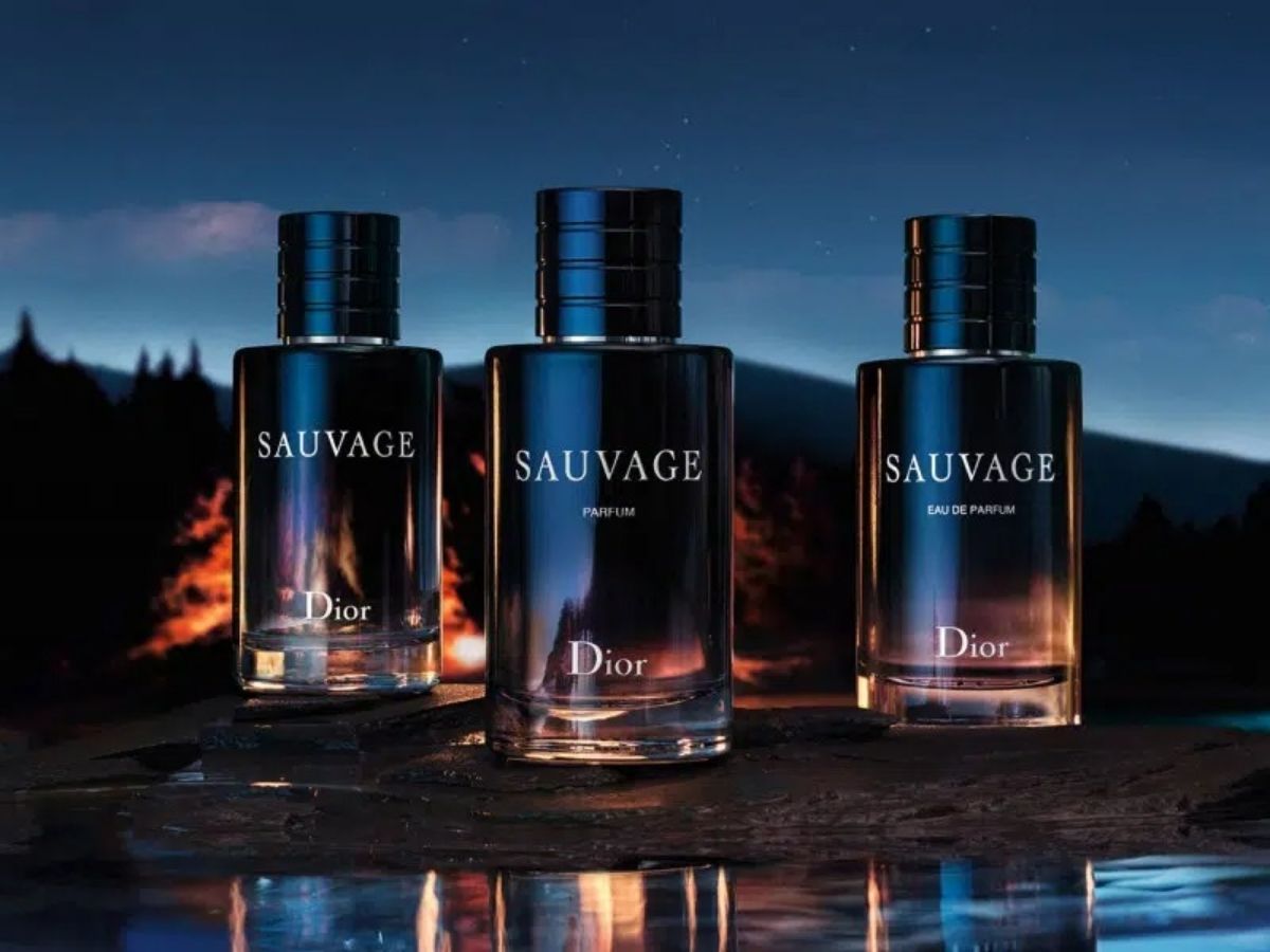 Chai nước hoa Dior Sauvage đặt trên nền đá sa mạc, thể hiện sự hoang dã và phóng khoáng