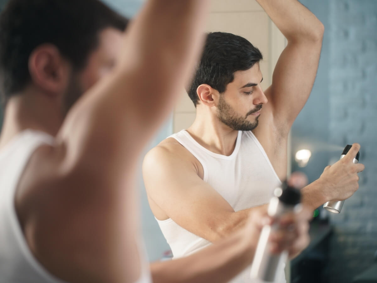 Chọn xịt không cồn, paraben ưu tiên chống ố nếu mặc áo trắng