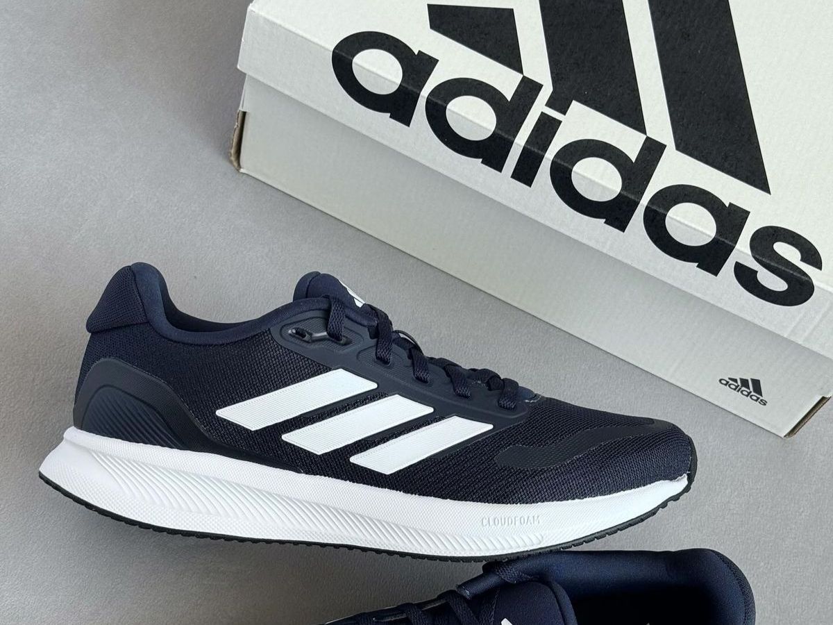 Chiếc hộp của giày chính hãng sẽ có độ cứng cáp nhất định