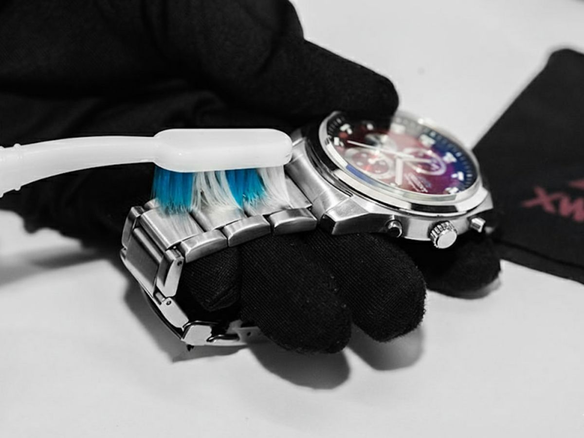 Vệ sinh các mắt xích của dây đồng hồ kim loại