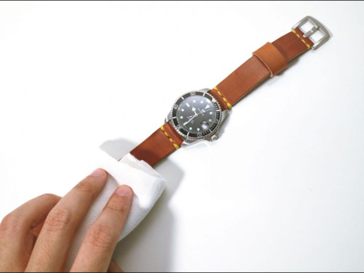 Vệ sinh dây đồng hồ da