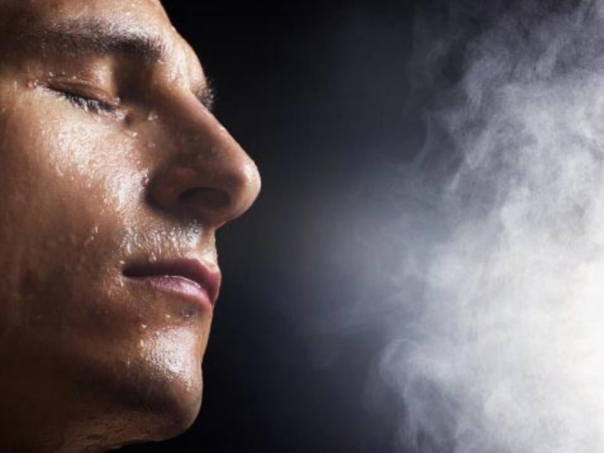 Xông hơi da mặt giúp làm sạch lỗ chân lông và hỗ trợ giảm mụn