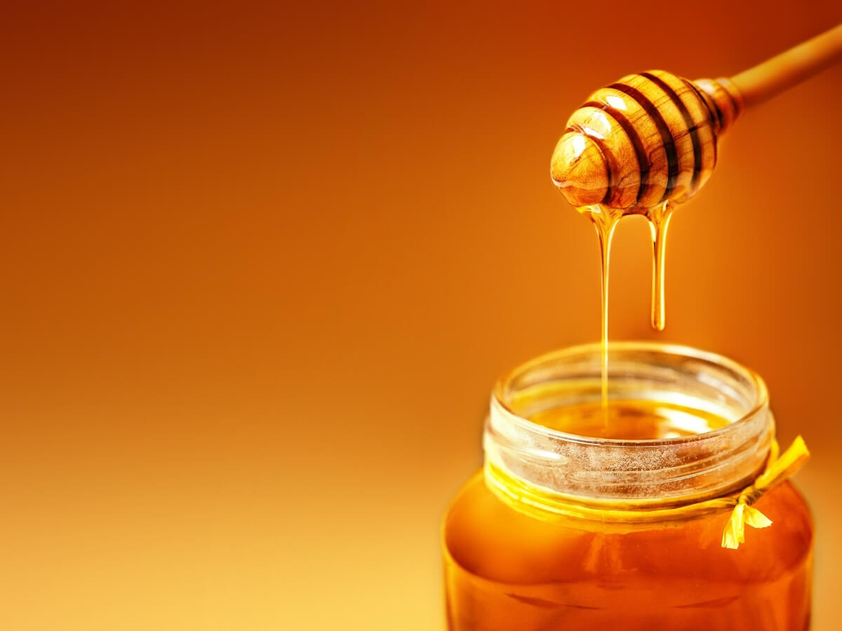 Mật ong trị mụn nhờ kháng khuẩn, kháng viêm, hỗ trợ phục hồi da