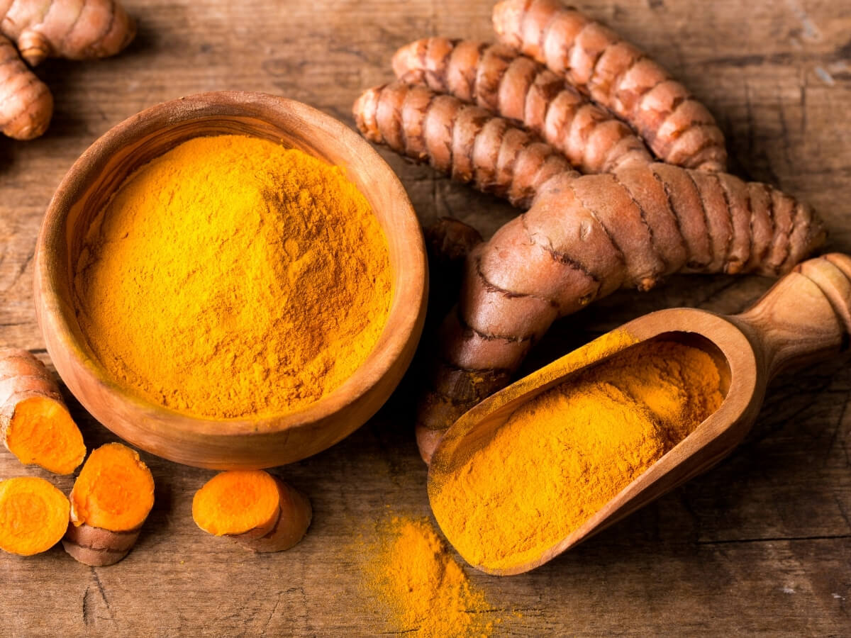Nghệ tươi trị mụn nhờ curcumin kháng viêm, kháng khuẩn, hỗ trợ làm mờ thâm và phục hồi da