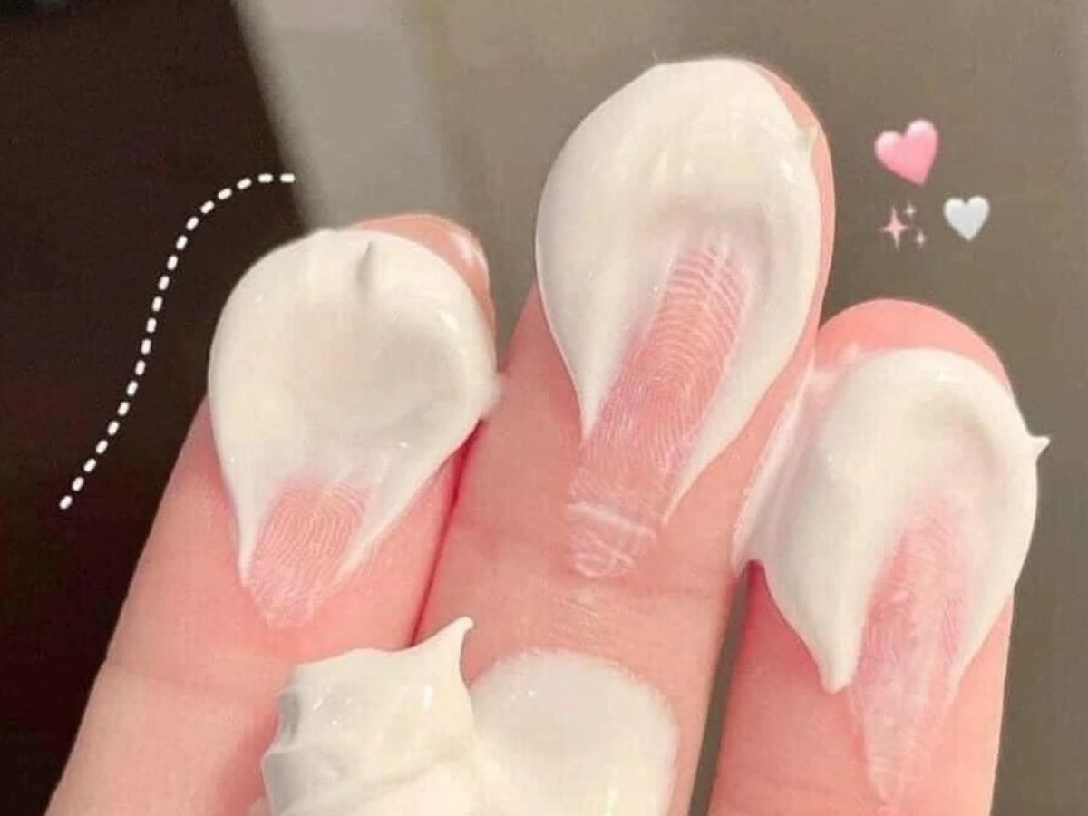 Da khô nên lựa chọn kết cấu kem giúp da mềm mịn