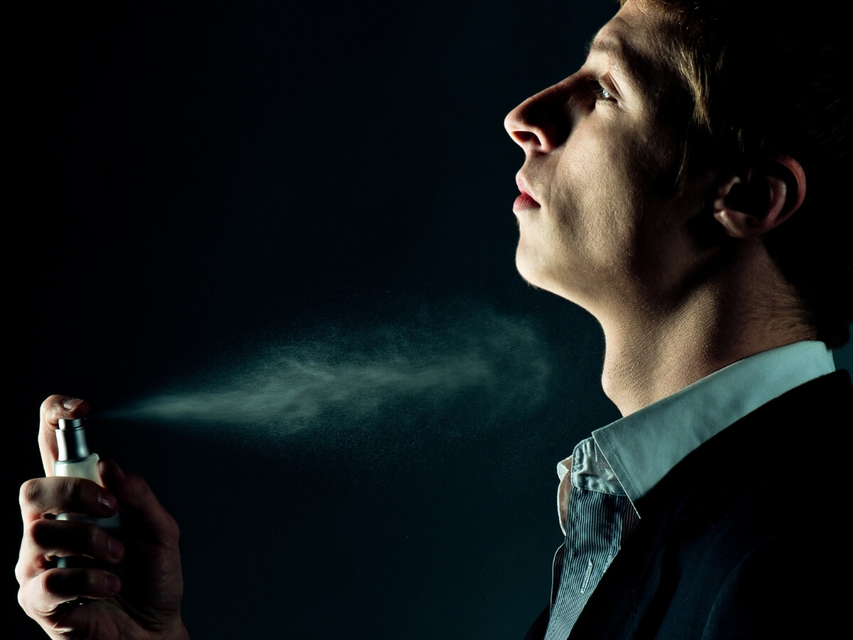 Xịt nước hoa đúng cách giúp giữ hương thơm lâu