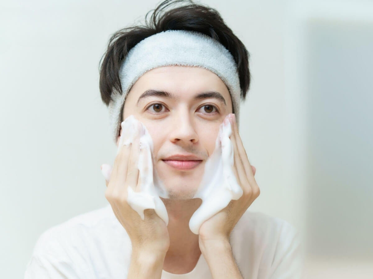 Làm sạch da mặt dịu nhẹ với sữa rửa mặt pH cân bằng