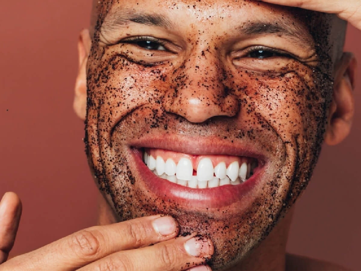 Tẩy tế bào chết dịu nhẹ 1–2 lần/tuần cho da nam mùa đông