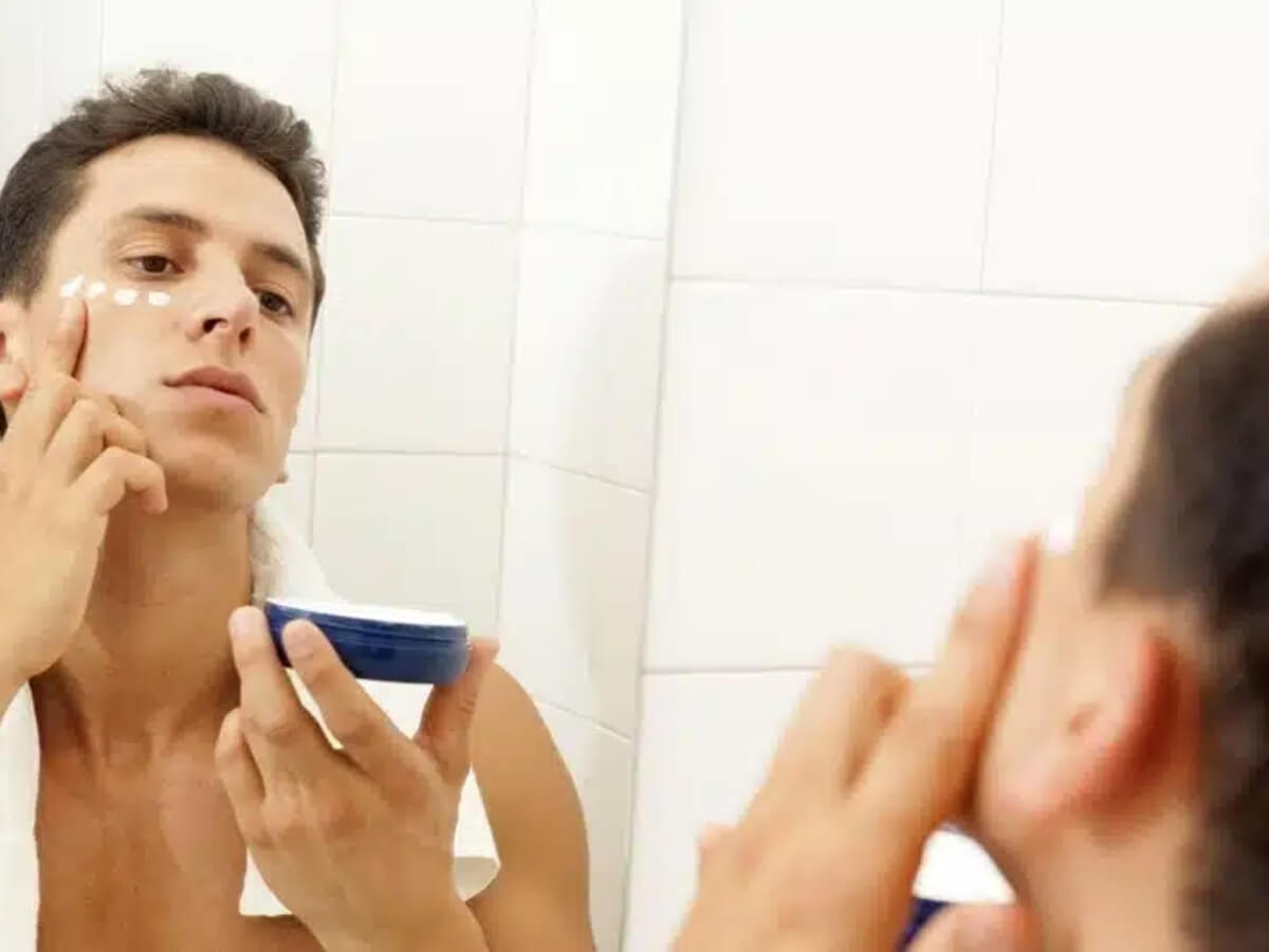 Dưỡng ẩm với kem chứa Hyaluronic Acid, Ceramides và thoa khi da còn ẩm