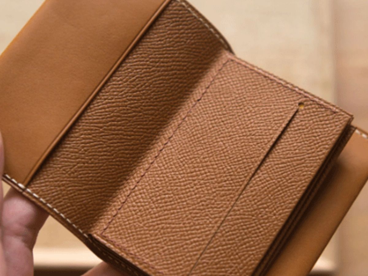 Kiểm tra từng chi tiết đường chỉ, phụ kiện và hoàn thiện