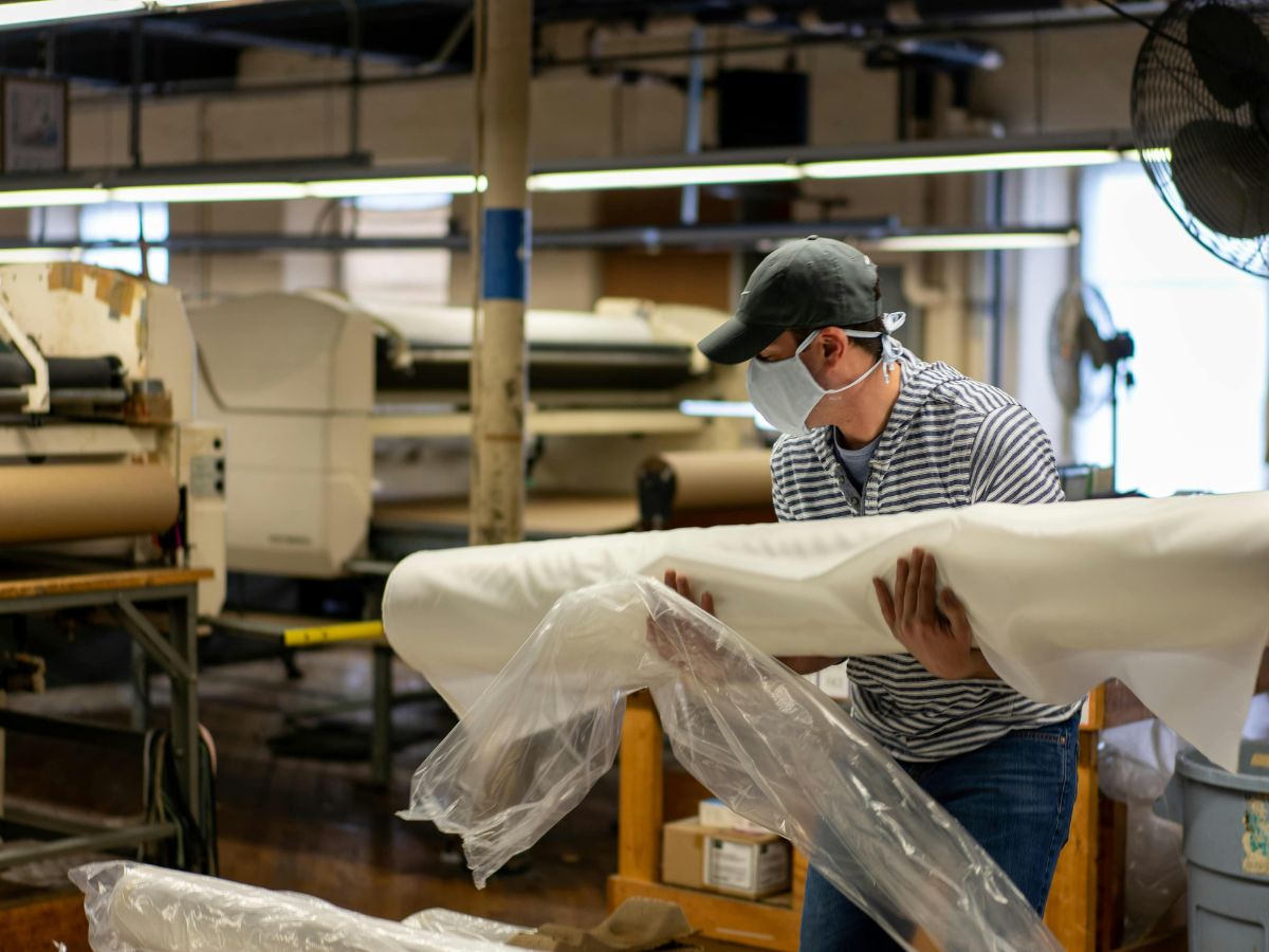 Chú ý chọn những xưởng may có chất lượng vải thể thao tốt