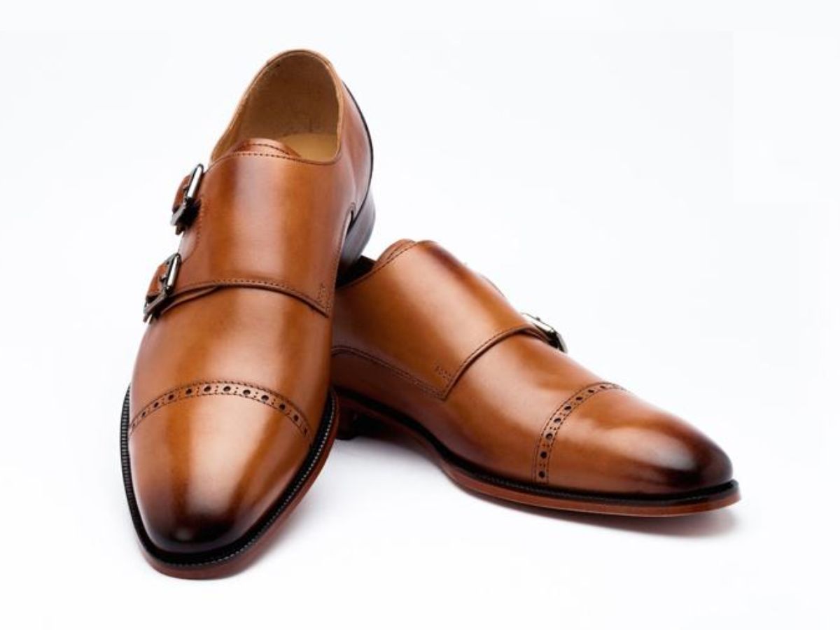Giày Monk Strap sử dụng khóa cài và dây vắt ngang