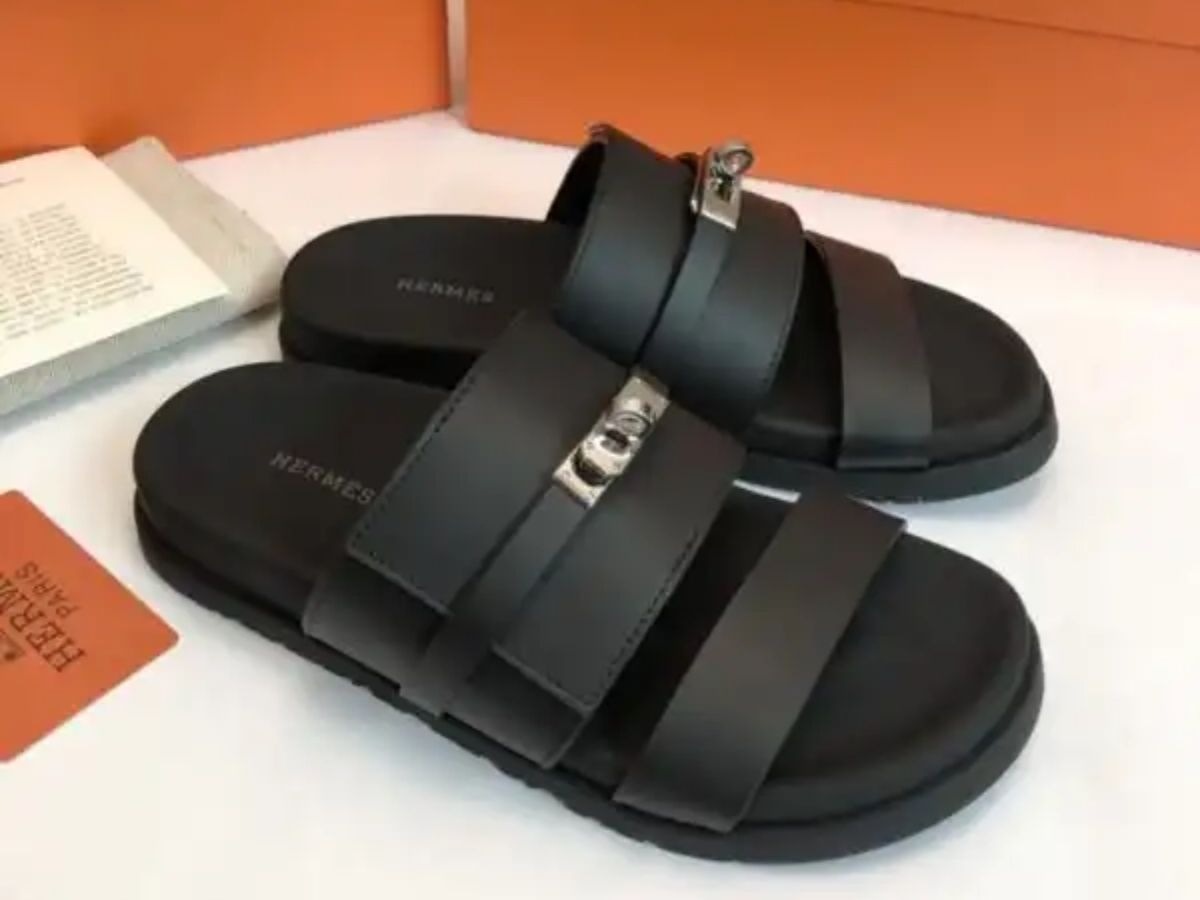 Cận cảnh một đôi sandals da cao cấp với đường may tinh xảo
