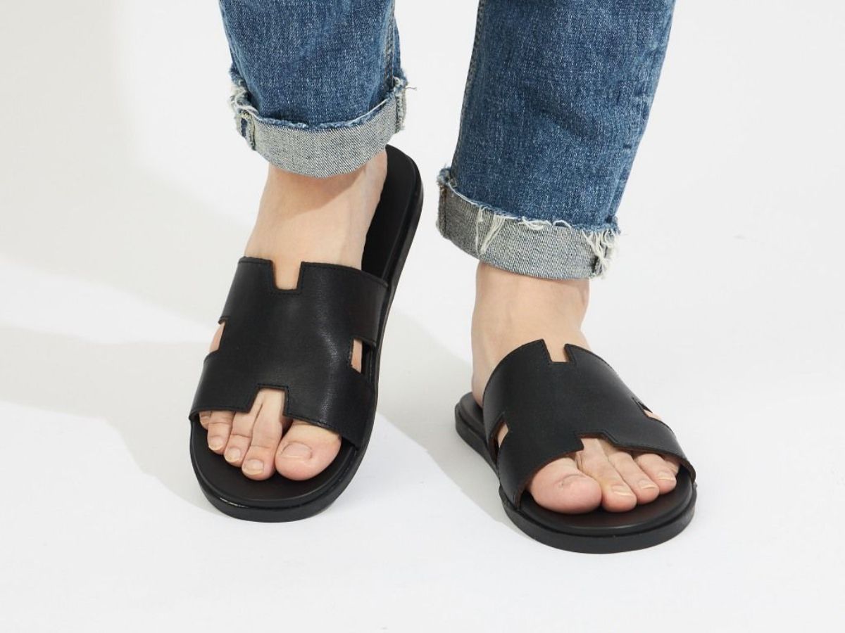 Dép quai ngang tối giản nhưng hiện đại