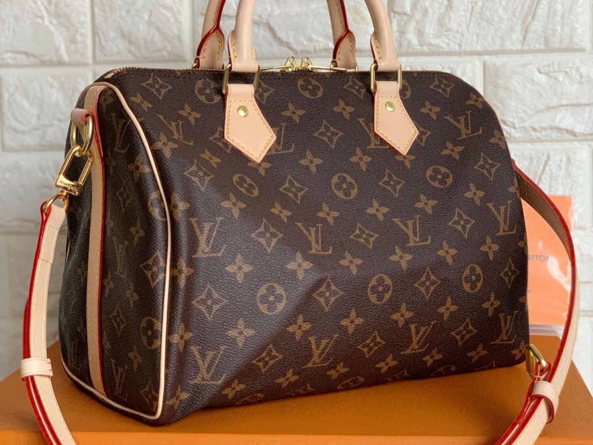 Muốn biết monogram canvas là gì hãy nhìn những sản phẩm của Louis Vuitton