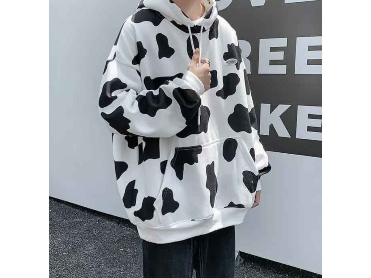 Mẫu áo hoodie nổi bật của Boo Bò Sữa với hình in đặc trưng