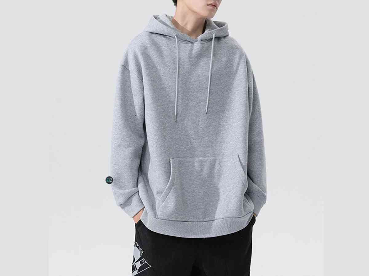 Người mẫu nam mặc áo hoodie Coolmate màu xám