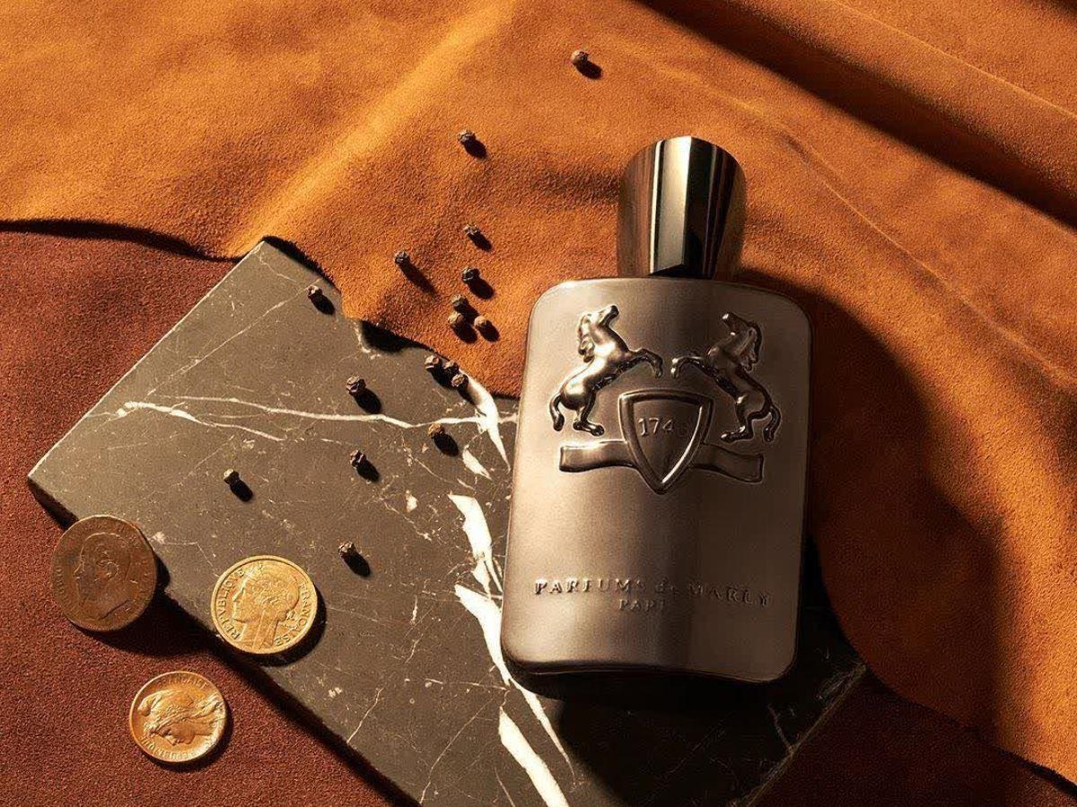 Chai nước hoa Parfums De Marly Herod sang trọng với logo dập nổi