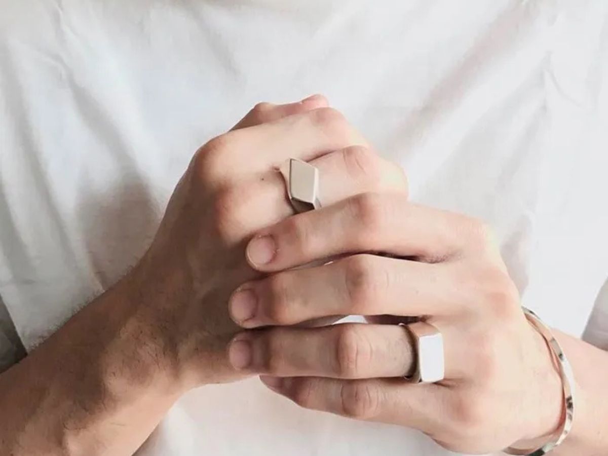 Các đeo nhẫn phong thủy nam mệnh kim thu hút tài lộc