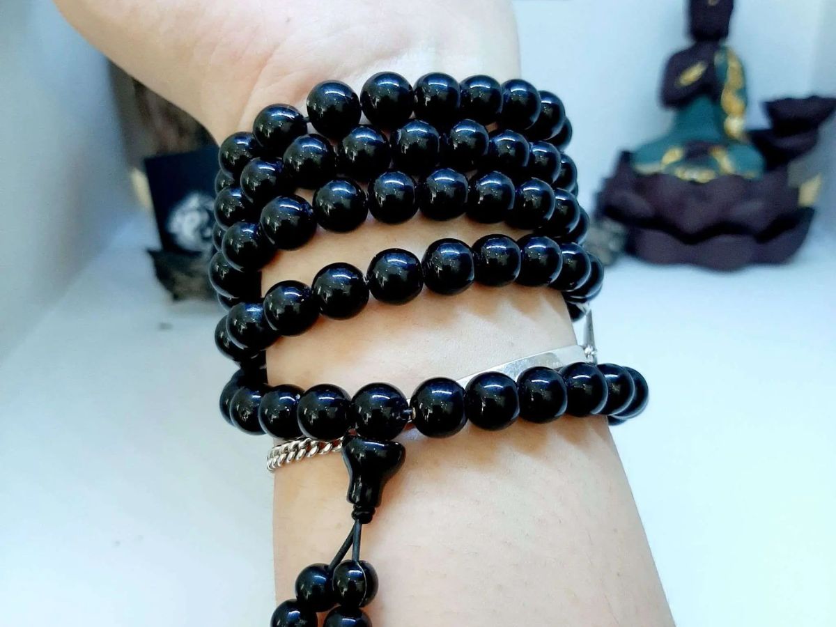 Vòng tay san hô đen dễ lên đồ cùng nhiều phong cách