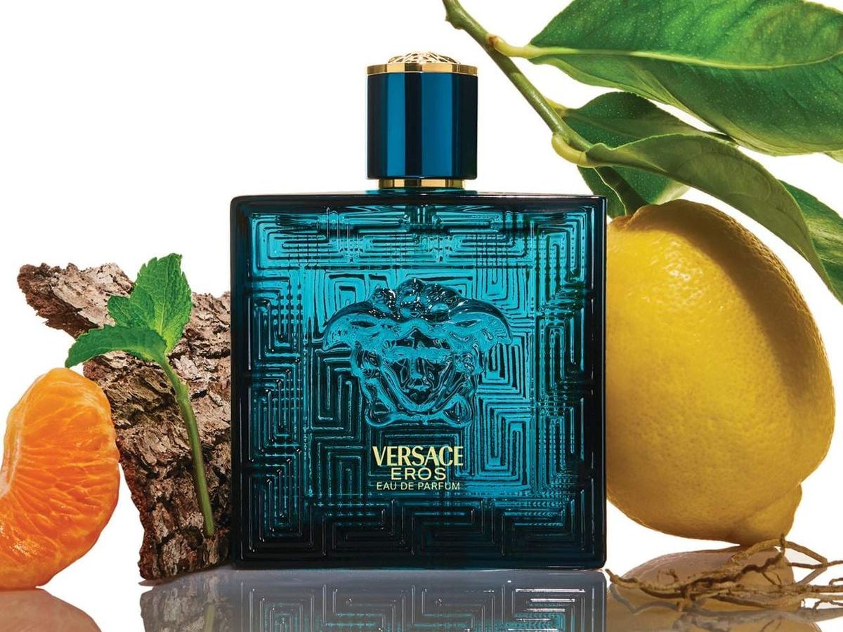 Chai nước hoa Versace Pour Homme với logo Medusa đặc trưng