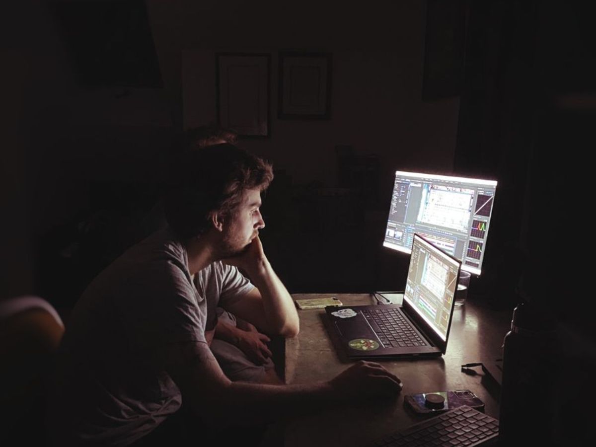 Thói quen thức đêm chạy deadlin nguyên nhân gây ra quầng thâm mắt ở nam giới