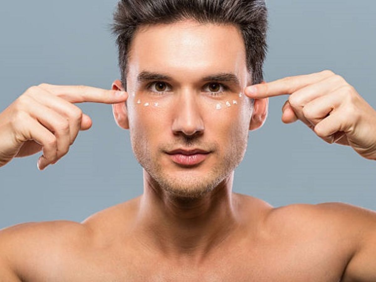 Quầng thâm mắt thường do các mạch máu nổi rõ dưới da