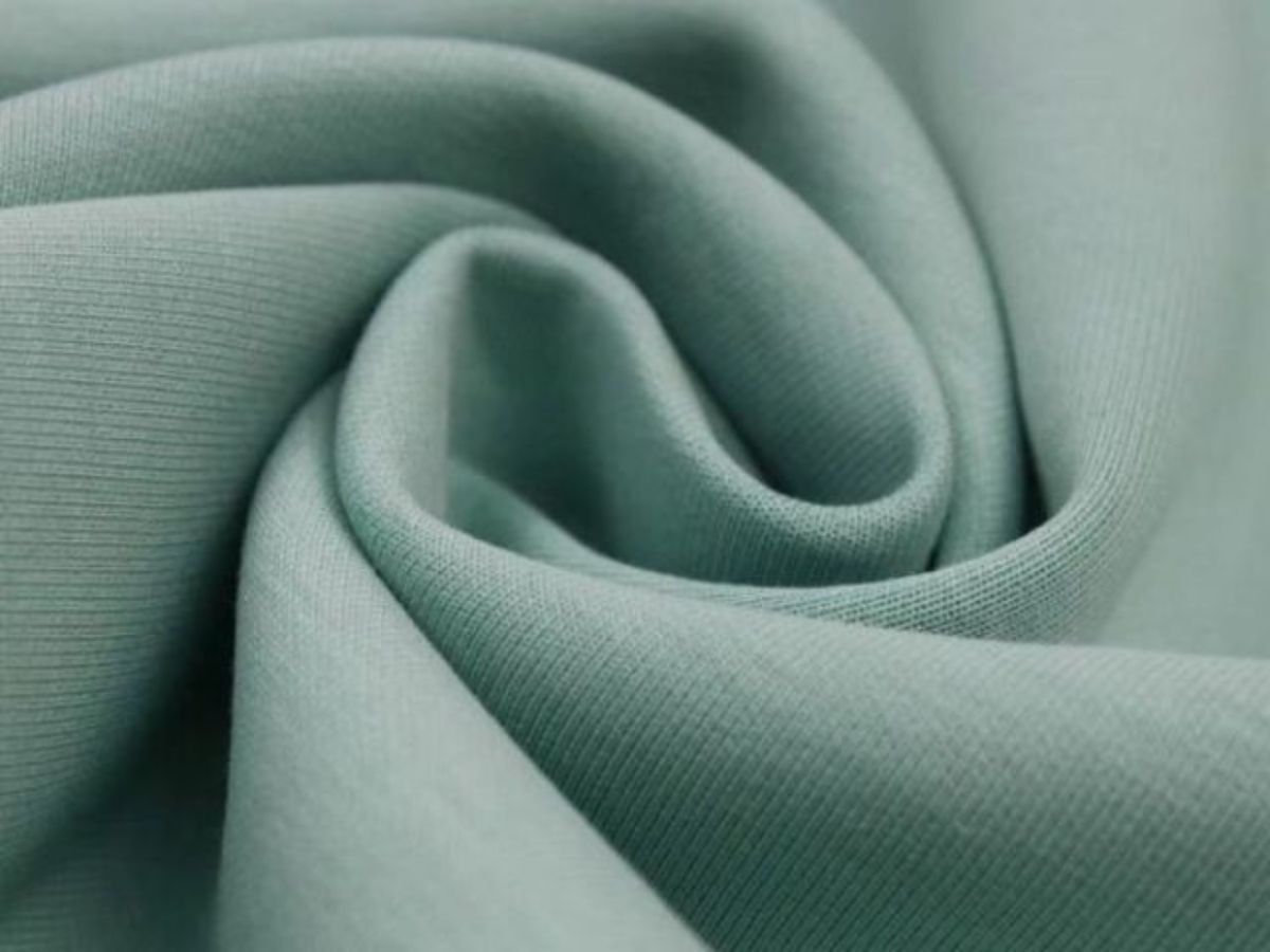 Vải thun lạnh thường được dệt từ sợi Polyester hoặc Nylon, đôi khi pha thêm Spandex