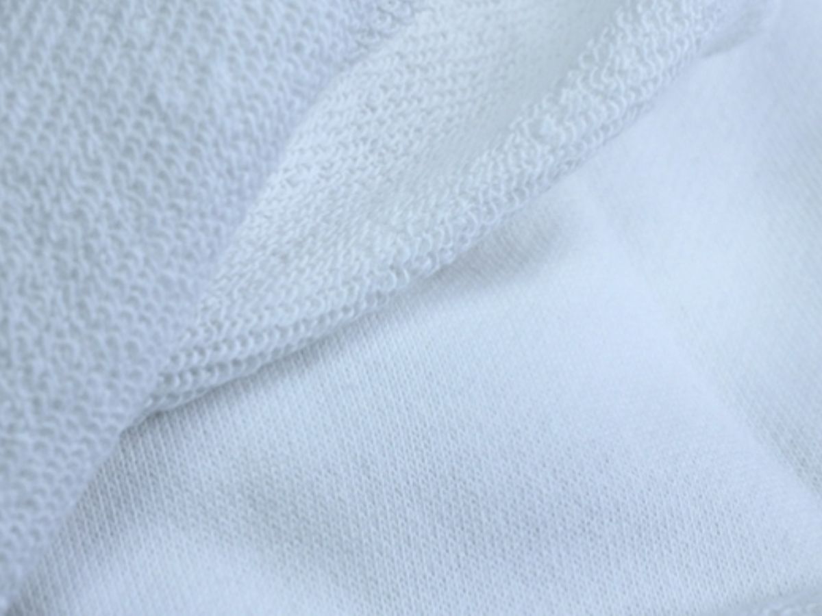 Poplin là một kiểu dệt trơn, chặt chẽ, tạo ra một bề mặt vải rất mịn, sắc nét và bền