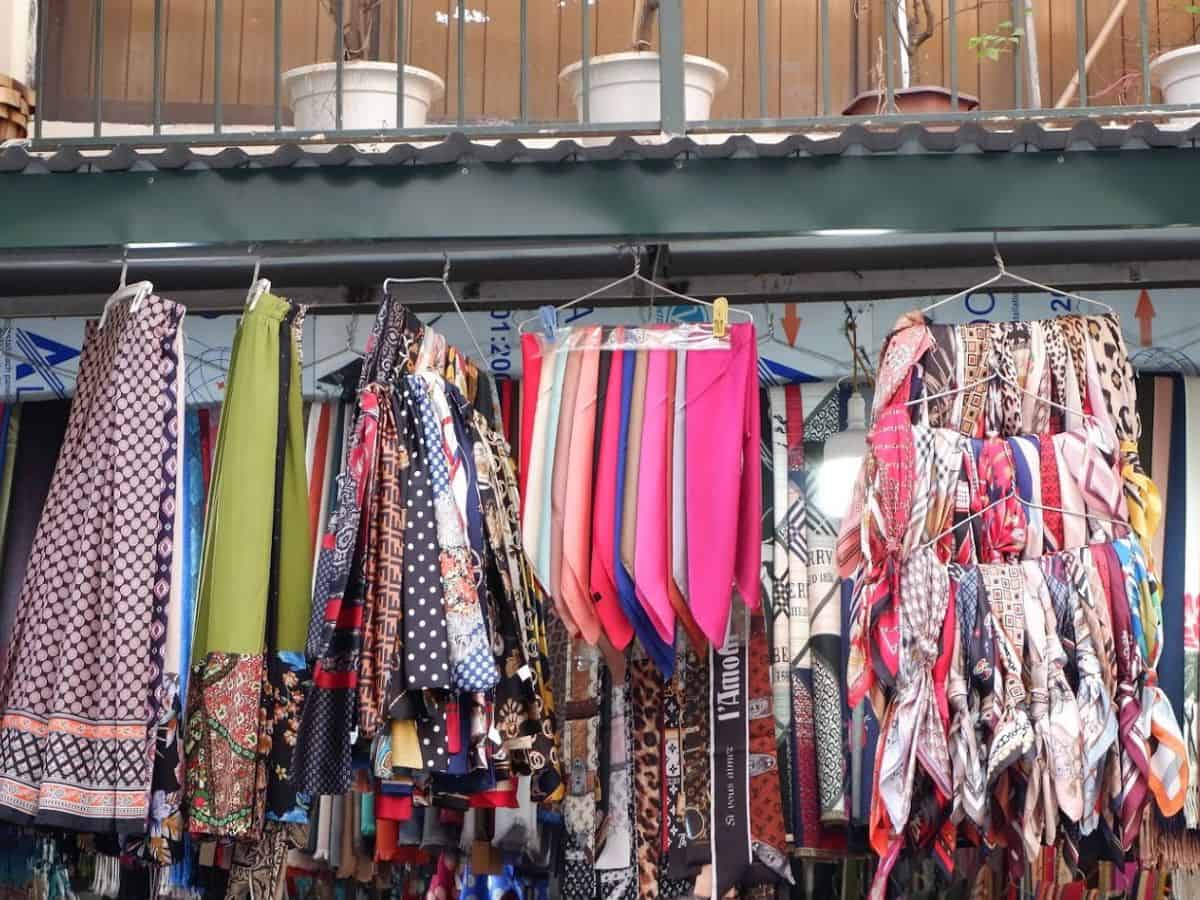 Phố Đinh Liệt là thiên đường khăn giữa lòng phố cổ